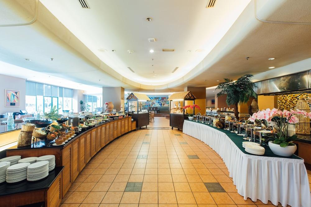 Royale Chulan Seremban Exteriör bild The buffet at the 360 Restaurant