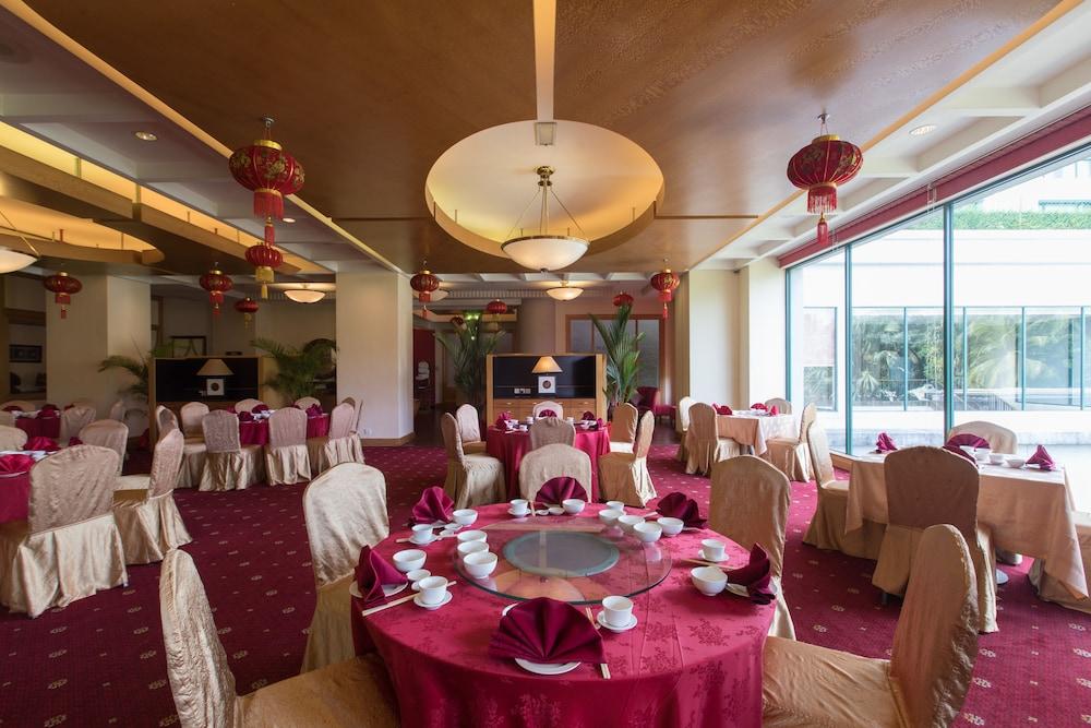 Royale Chulan Seremban Exteriör bild A restaurant in a hotel