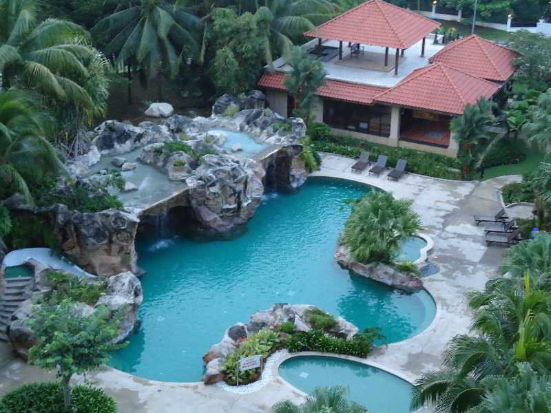 Royale Chulan Seremban Exteriör bild The pool at the Royal Thai Country Club