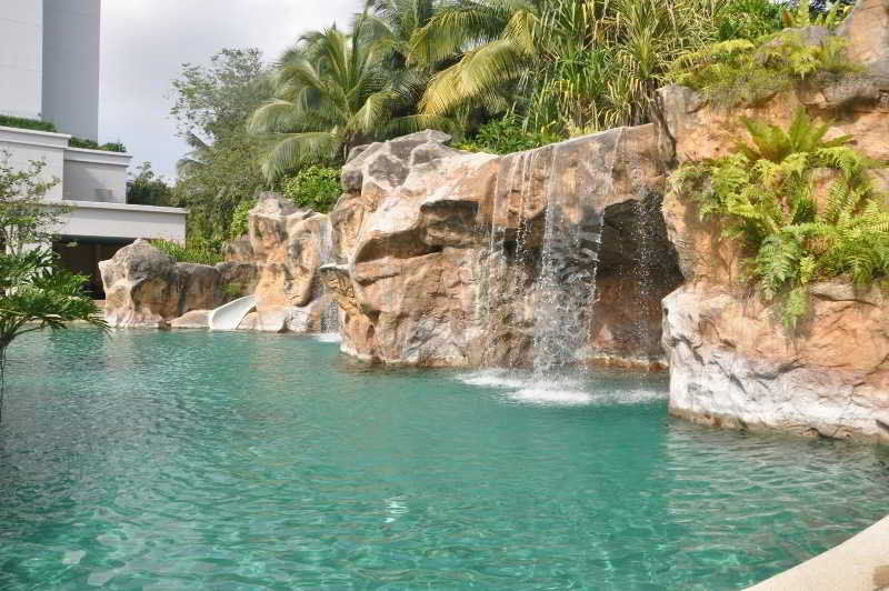 Royale Chulan Seremban Exteriör bild The rock pool at the resort
