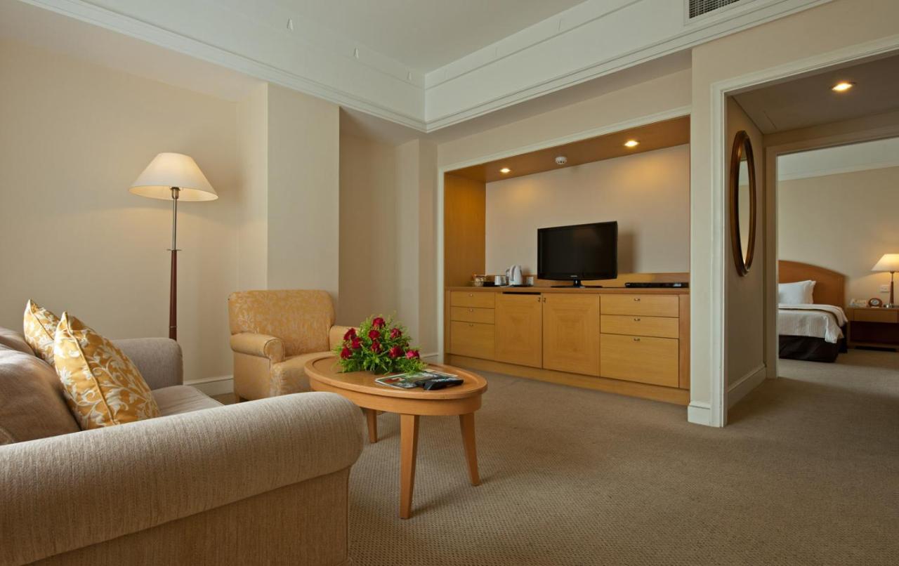 Royale Chulan Seremban Exteriör bild A suite at the hotel